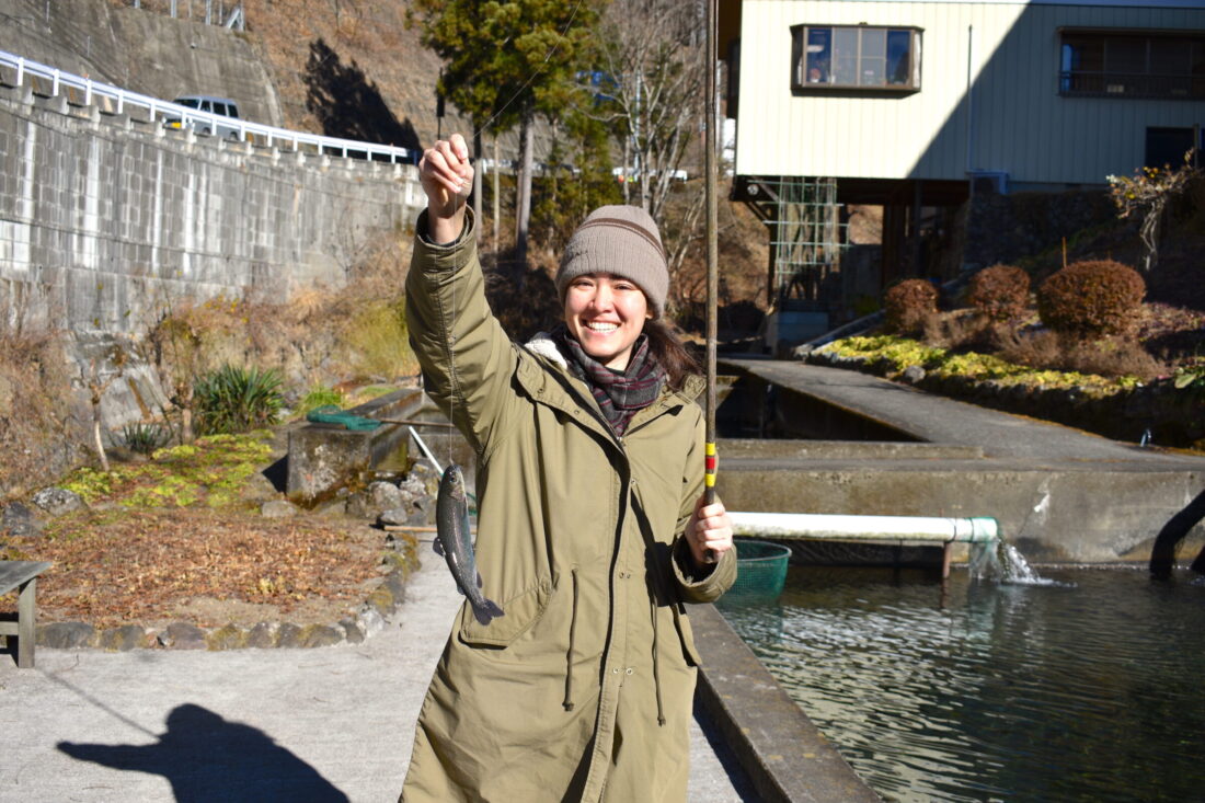 家族で楽しむ！秋の上野村：鱒１匹ゲット