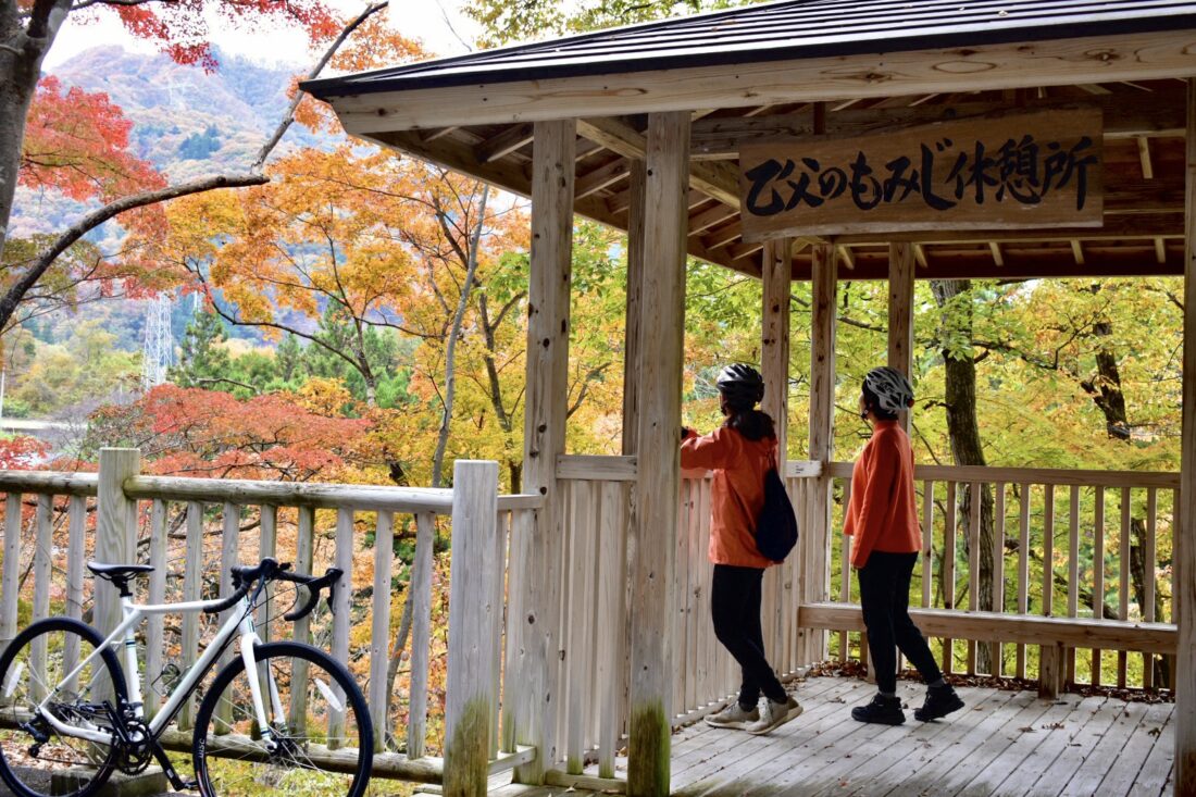 上野村の秋のサイクリングルート：乙父のもみじ休憩所