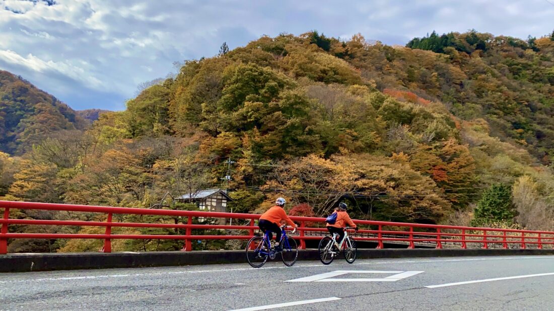 上野村の秋のサイクリングルート：赤い橋