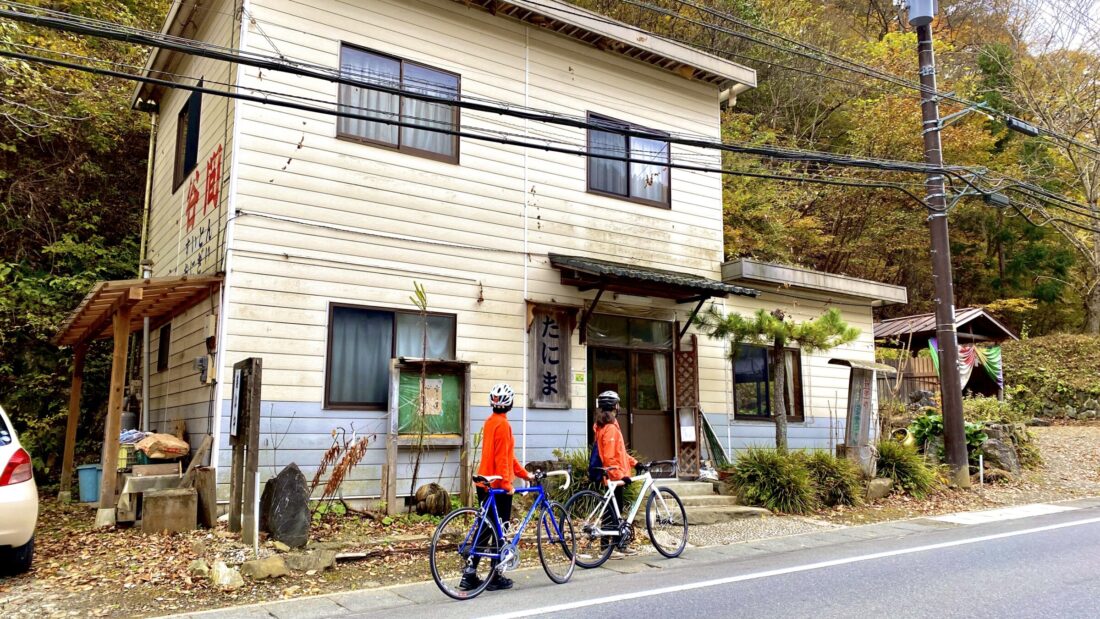上野村の秋のサイクリングルート：谷間